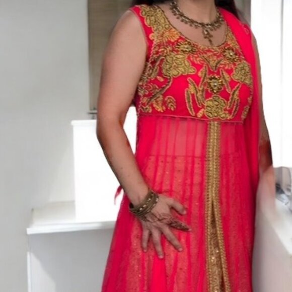 Elegant Coral and Yellow Gold Indian Attire – 5 Pieces - Size M - Picture 6 of 6